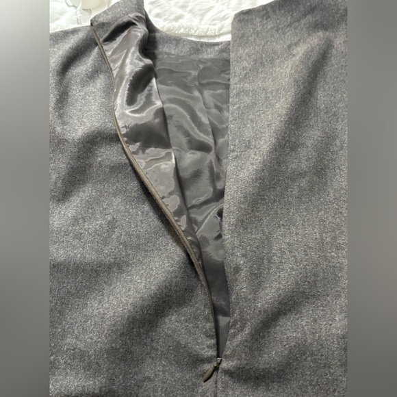 Agnona Gray Sheath Dress. Cap Sleeves, Side Pockets, Back Zip. Timeless Elegance - Picture 5 of 15